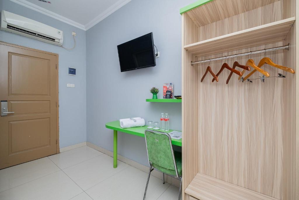 TV a/nebo společenská místnost v ubytování RedDoorz Plus @ Cideng Barat
