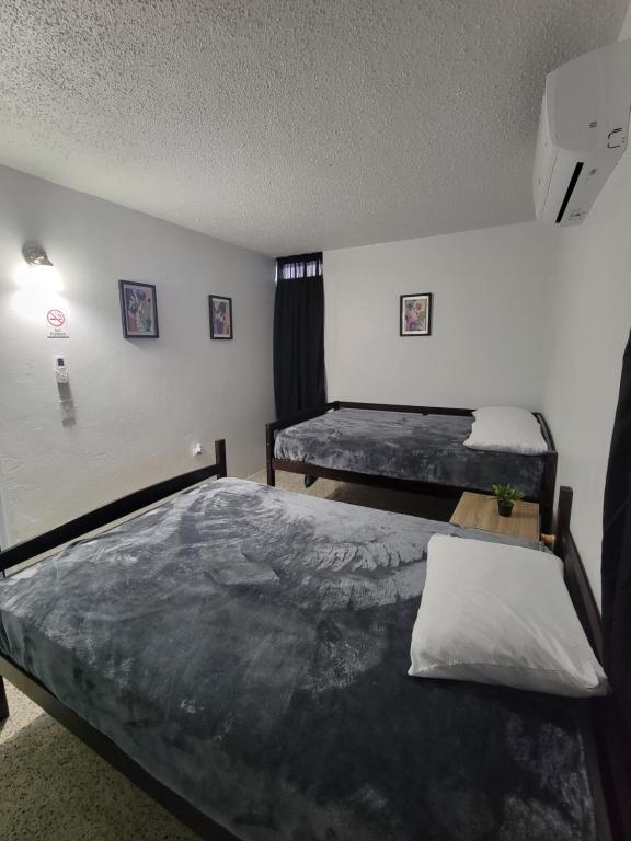 Кровать или кровати в номере Black and white vacation home