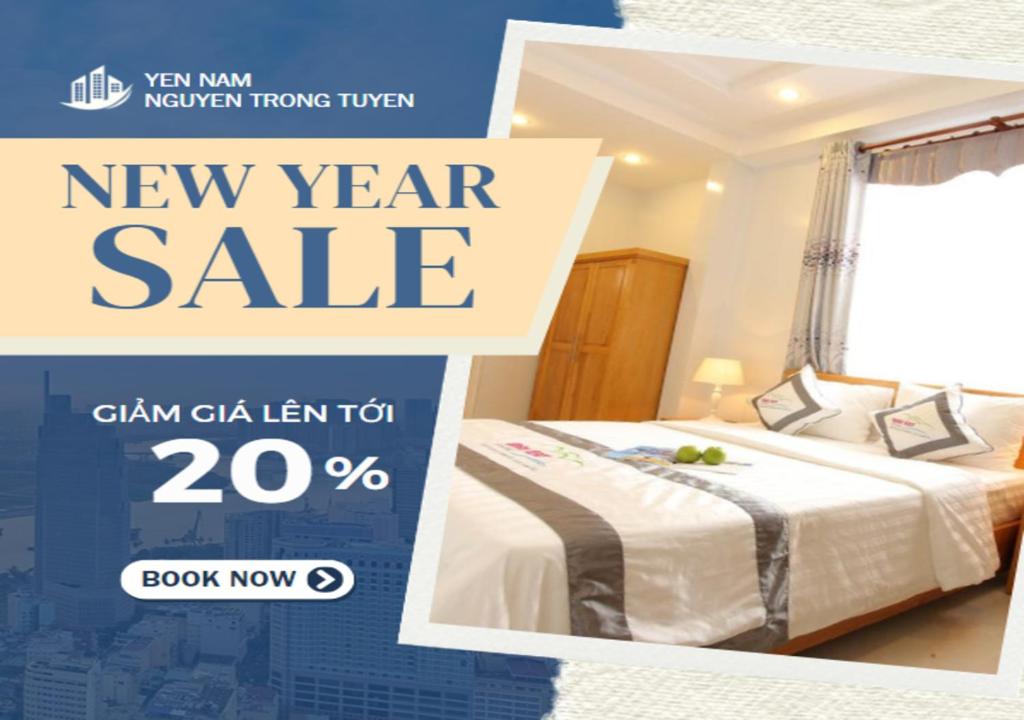 Cartel de venta de Año Nuevo con cama en un dormitorio en Yen Nam Hotel Nguyen Trong Tuyen, en Ho Chi Minh
