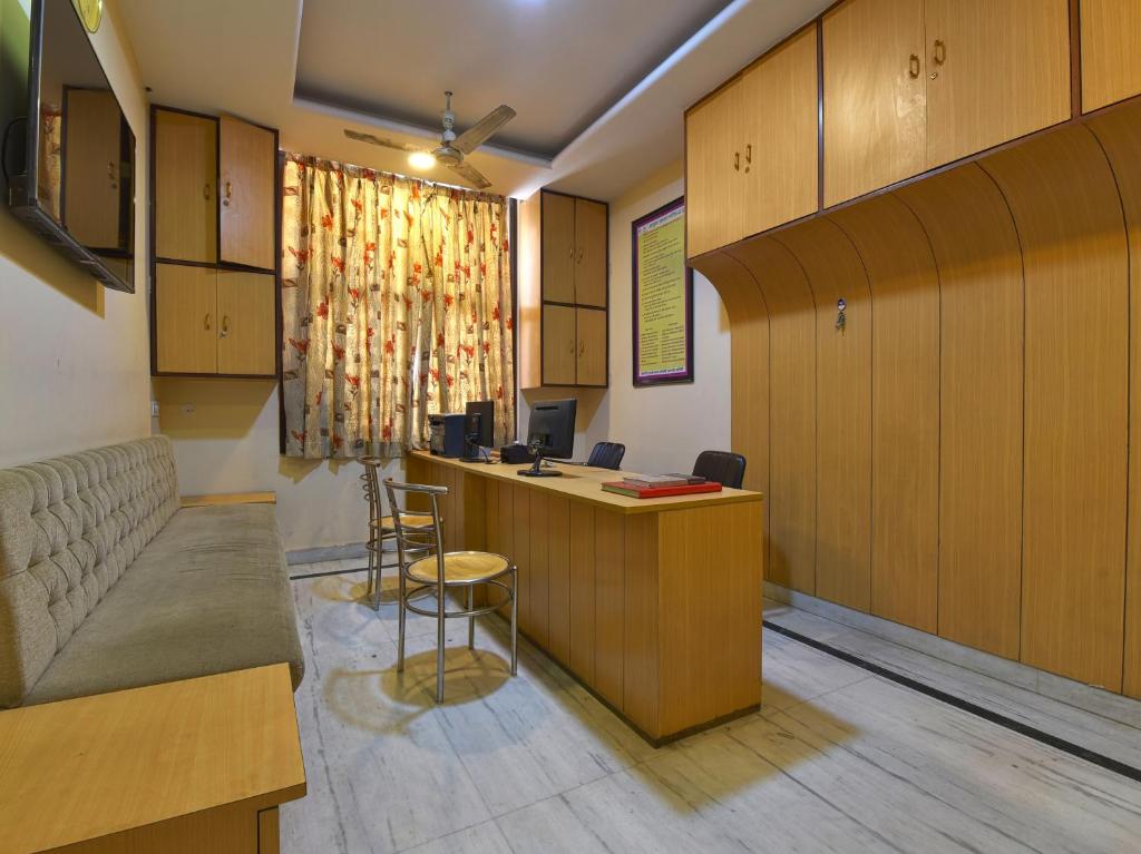 TV a/nebo společenská místnost v ubytování Hotel Anuvibha Malviya Nagar