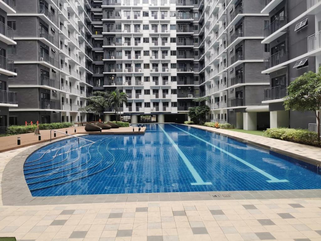 una piscina vacía en un edificio de apartamentos en Good Day staycation shore 3, en Manila
