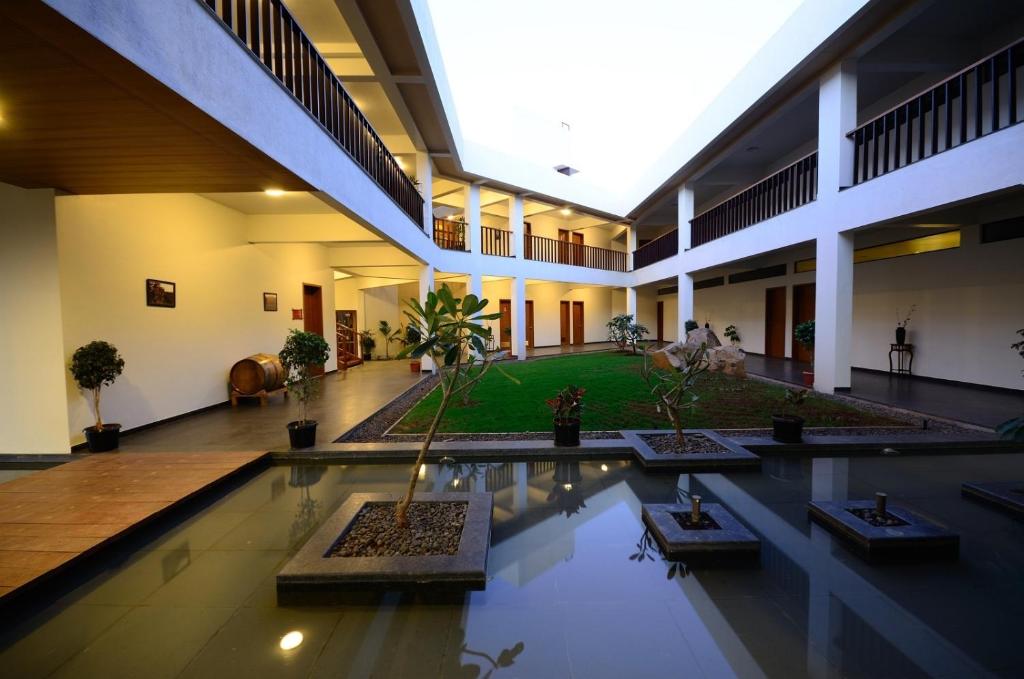 Bazén v ubytování Regenta Resort Soma Vine Village Nashik nebo v jeho okolí