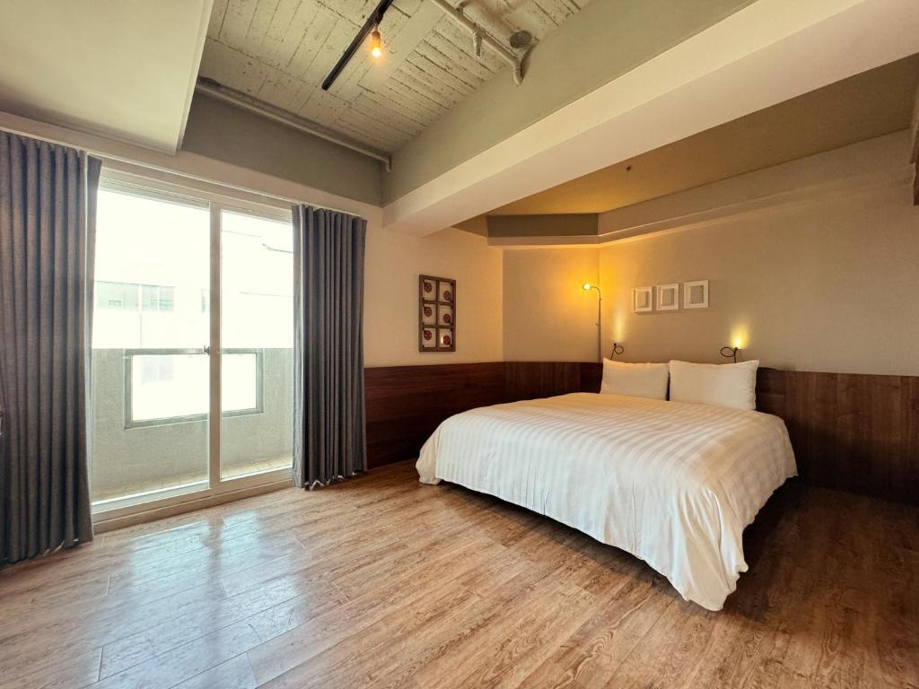 Postel nebo postele na pokoji v ubytování Roaders Hotel Tainan ChengDa
