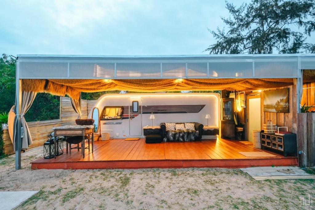 Ein Wohnwagen mit einer Terrasse mit einem Sofa und einem Tisch in der Unterkunft Sterling seastar ที่พักติดชายหาด วิวทะเล 