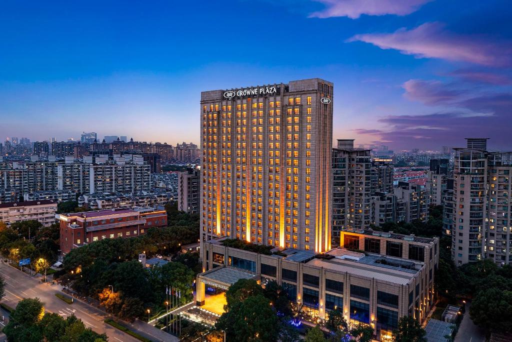 un edificio alto con un cartel encima en Crowne Plaza Shanghai Jinxiu, an IHG Hotel en Shanghái