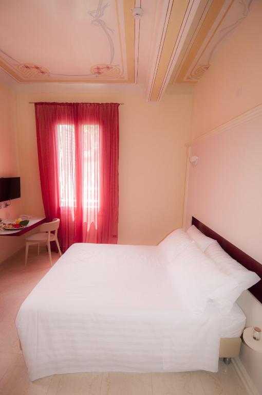 A bed or beds in a room at Hotel Villa Maranello