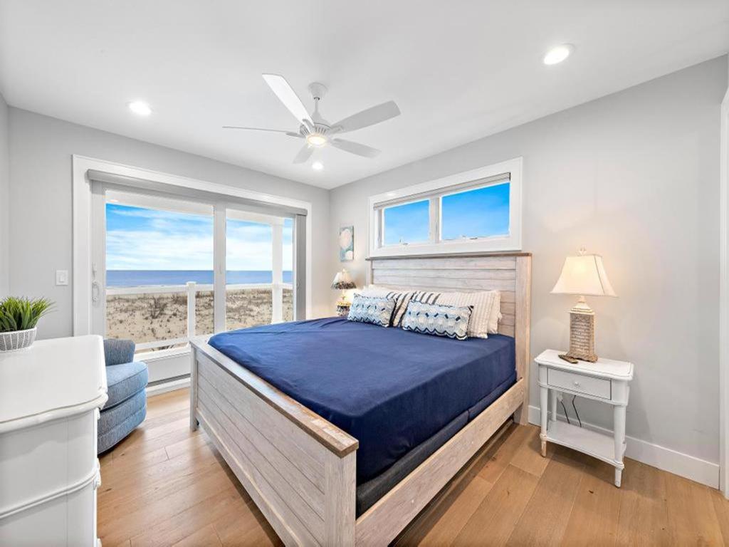 - une chambre avec un lit et une fenêtre dans l'établissement New Oceanfront In Peahala Park , Sleeps 11 ,, à Brant Beach