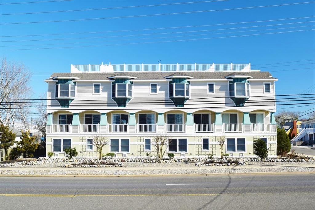 ビーチヘイブンにあるFabulous Condo With Bay Views!の通り沿いにある大きな白い建物