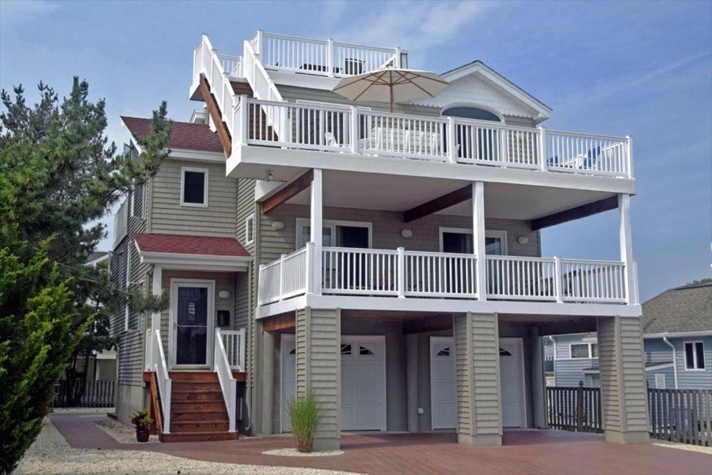 Cette grande maison dispose d'un balcon. dans l'établissement Ocean Block Beauty In Surf City, Everything Is A Close Walk Away To Make Your Vacation The Best,, à Surf City