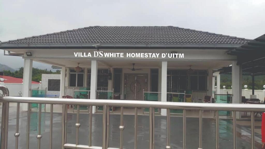 un bâtiment avec un panneau indiquant la villa os dans l'établissement D'S WHITE VILLA HOMESTAY @ UITM MACHANG, 