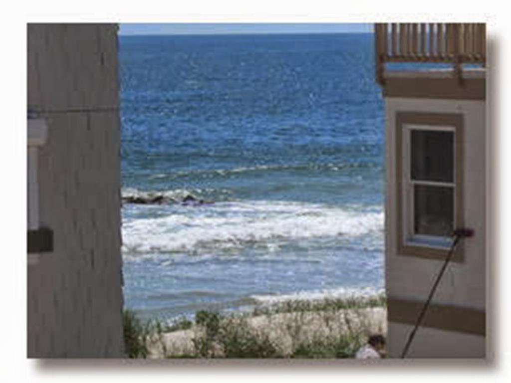 Una vista del océano desde un edificio en One Off The Ocean With Incredible Views, en North Beach