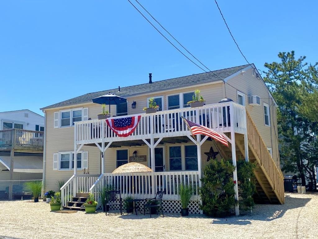 een huis met een Amerikaanse vlag ervoor bij Lbi Vacation Rental Property in Beach Haven