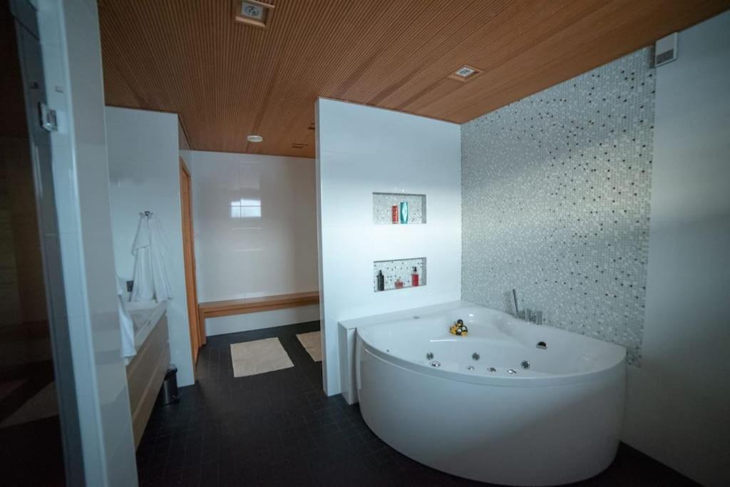 Vannas istaba naktsmītnē Luxury Riverside Villa, near city centre