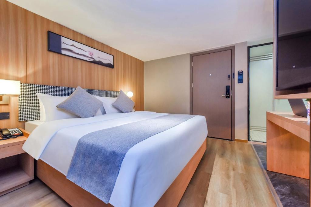 Postel nebo postele na pokoji v ubytování Shangpin Holiday Inn - Guangzhou New Baiyun International Airport Flagship Store