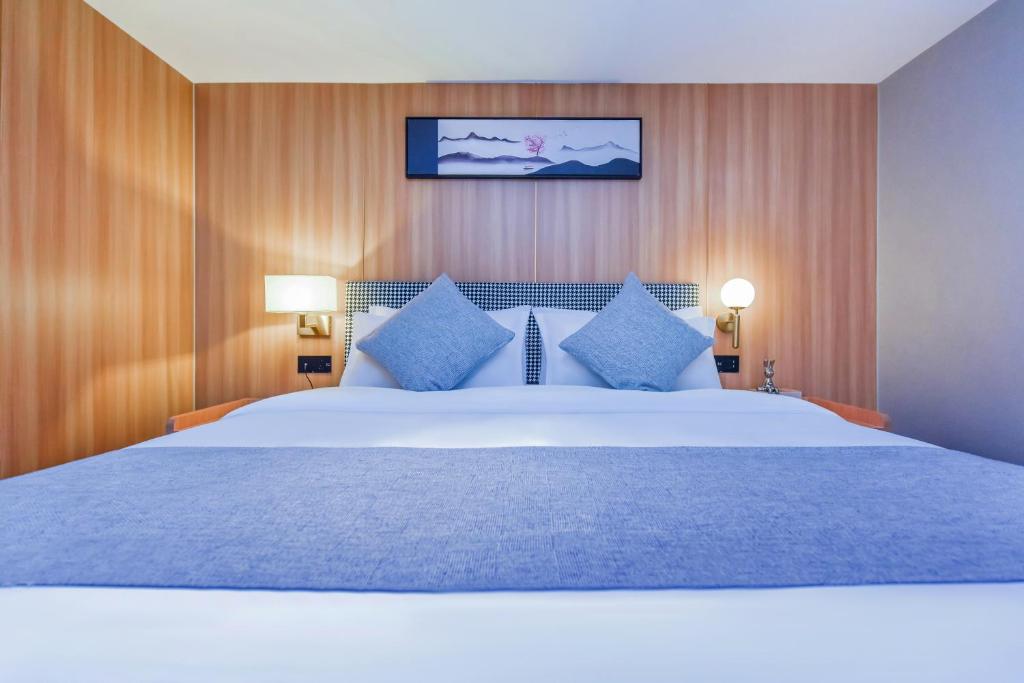 Postel nebo postele na pokoji v ubytování Shangpin Holiday Inn - Guangzhou New Baiyun International Airport Flagship Store