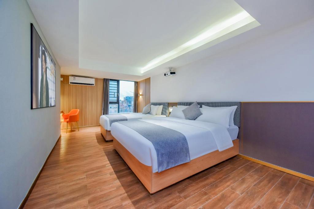 Postel nebo postele na pokoji v ubytování Shangpin Holiday Inn - Guangzhou New Baiyun International Airport Flagship Store