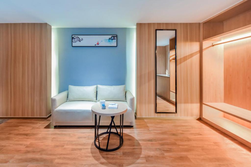Postel nebo postele na pokoji v ubytování Shangpin Holiday Inn - Guangzhou New Baiyun International Airport Flagship Store