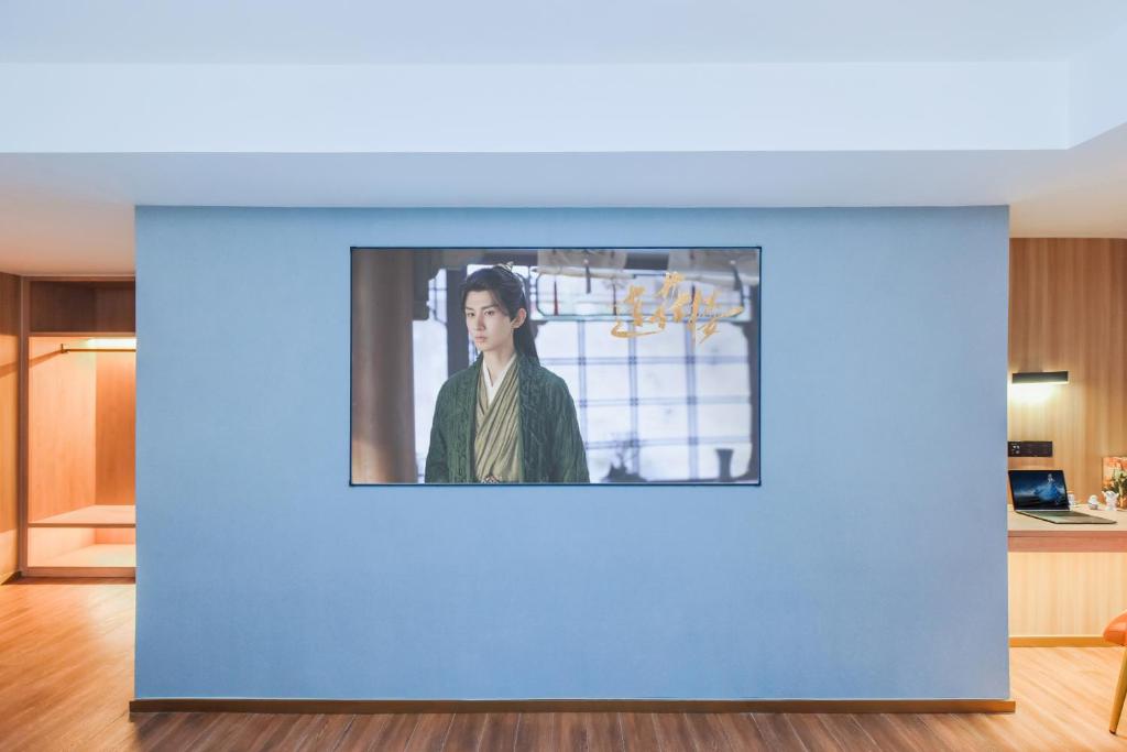 TV a/nebo společenská místnost v ubytování Shangpin Holiday Inn - Guangzhou New Baiyun International Airport Flagship Store