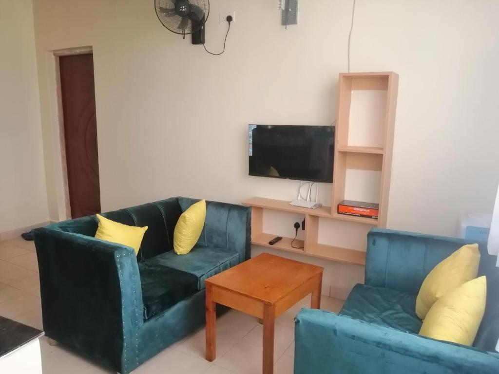 TV a/nebo společenská místnost v ubytování MAGNOLIA SUITES, Diani Ukunda