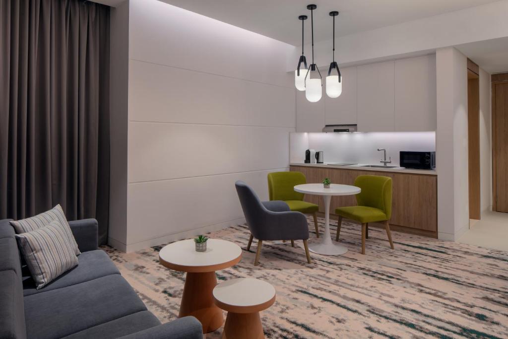 
One-Bedroom Suite with Kitchenette and Burj Khalifa View
