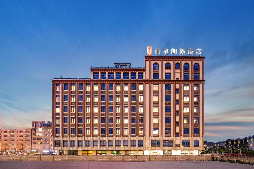 een groot gebouw met een bord erop bij Licheng Langyue Hotel - Huizhou Huicheng Shuikou Branch in Huizhou