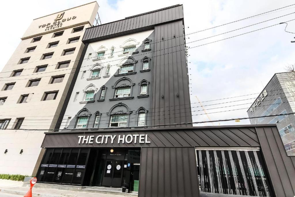 um edifício com uma placa que lê o hotel da cidade em Hotel The City em Gwangju