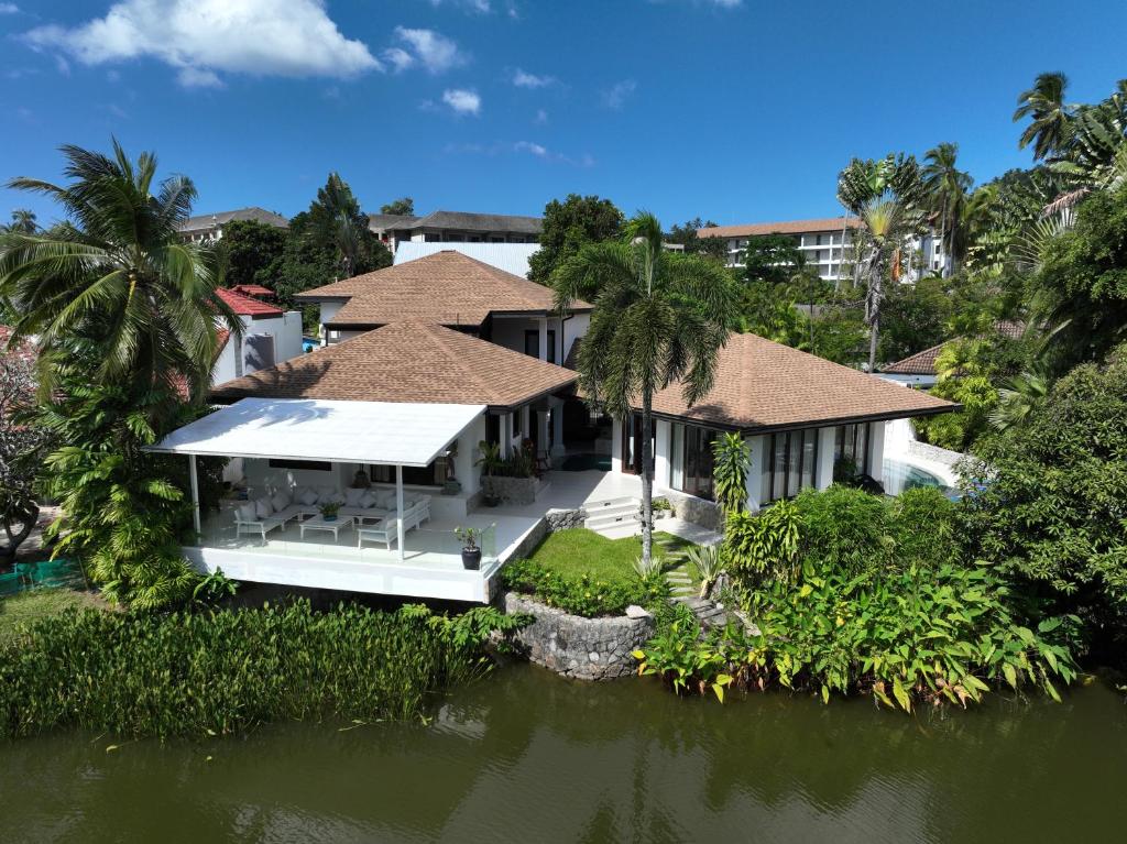 een luchtzicht van een huis op het water bij Surin Lake Villa in Surin Beach