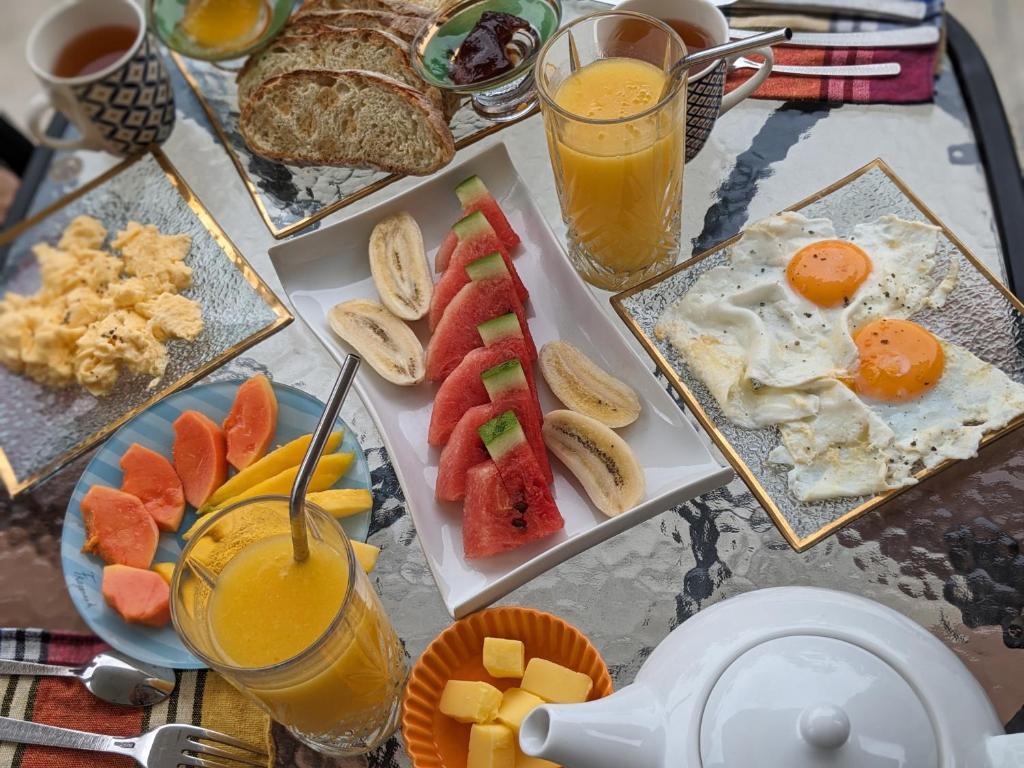 una mesa cubierta con platos de comida y bebida para el desayuno en LoSu Polhena, en Polhena