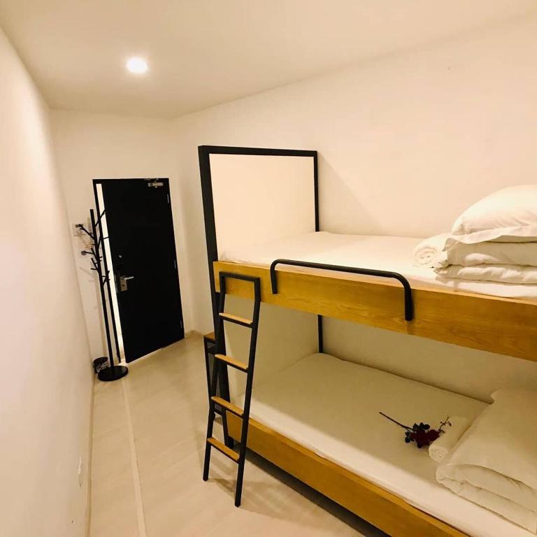 Ein Etagenbett oder Etagenbetten in einem Zimmer der Unterkunft Modern Cave Boutique Stay