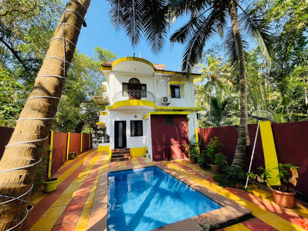 eine Villa mit einem Pool vor einem Haus in der Unterkunft Js Private villa with pool in Calangute