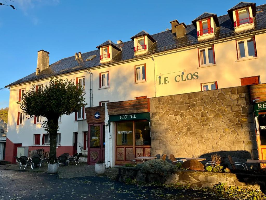 a building with a store in front of it at Hotel Restaurant Le Clos in Besse-et-Saint-Anastaise