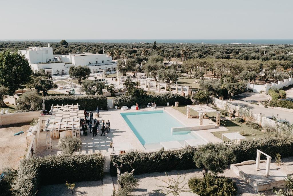 O vedere a piscinei de la sau din apropiere de Masseria La Macina