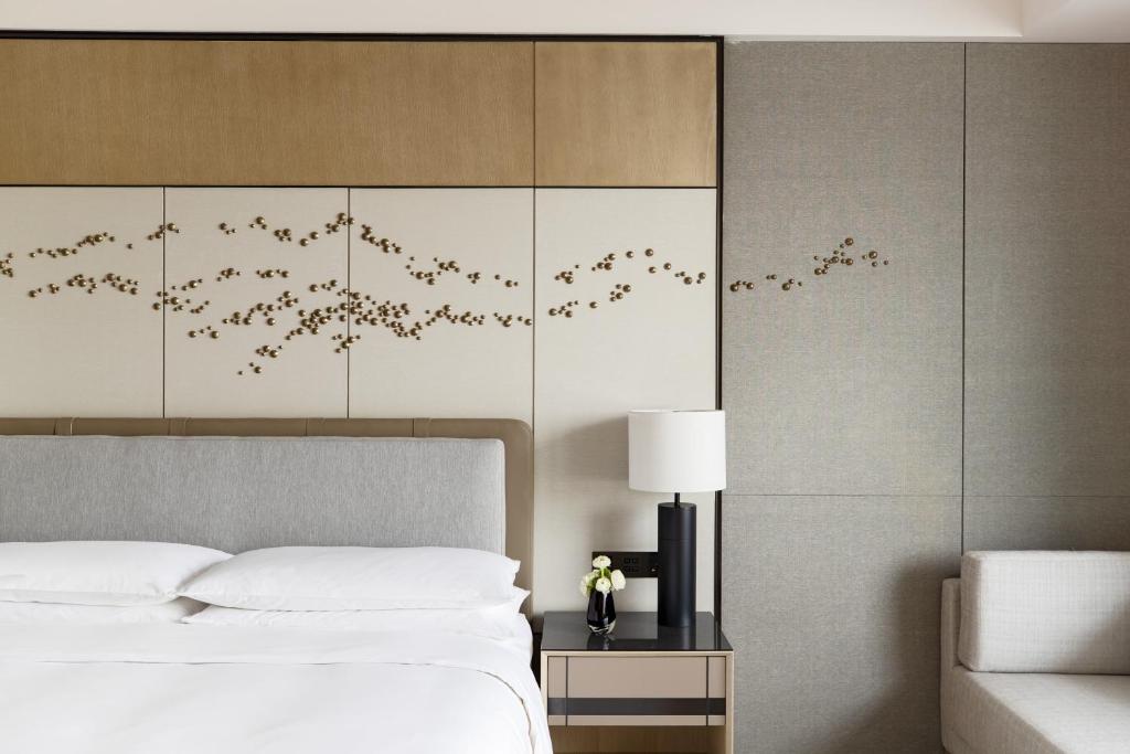 Yantai Marriott Hotel - Club Garden View King Room With Balcony