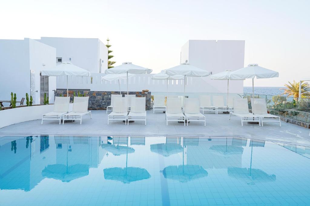 Bazén v ubytování Maritimo Beach Hotel nebo v jeho okolí