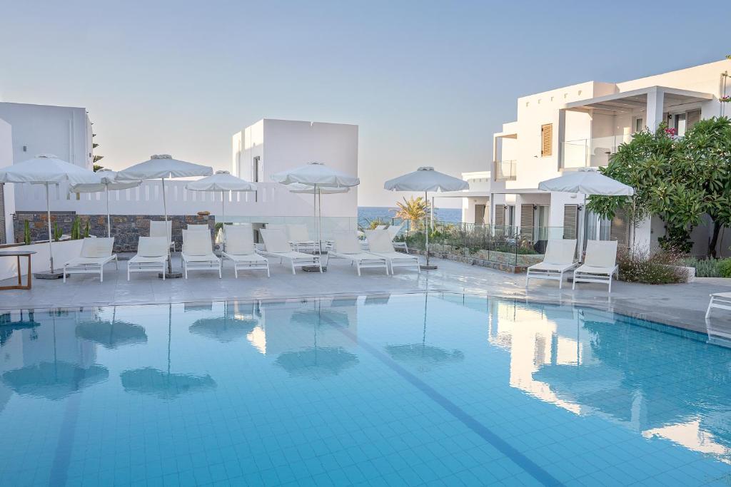 Bazén v ubytování Maritimo Beach Hotel nebo v jeho okolí