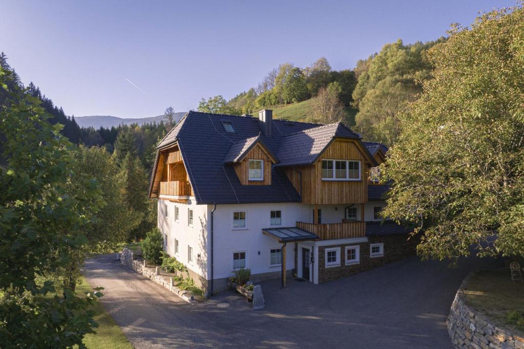 an overhead view of a house with a gambrel roof at Vitalhof am Kreischberg by ALPS RESORTS in Bodendorf
