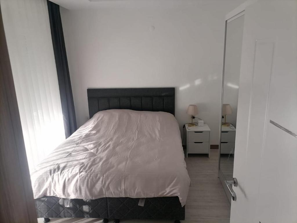 een slaapkamer met een groot bed en een spiegel bij Marina 2 in Antalya