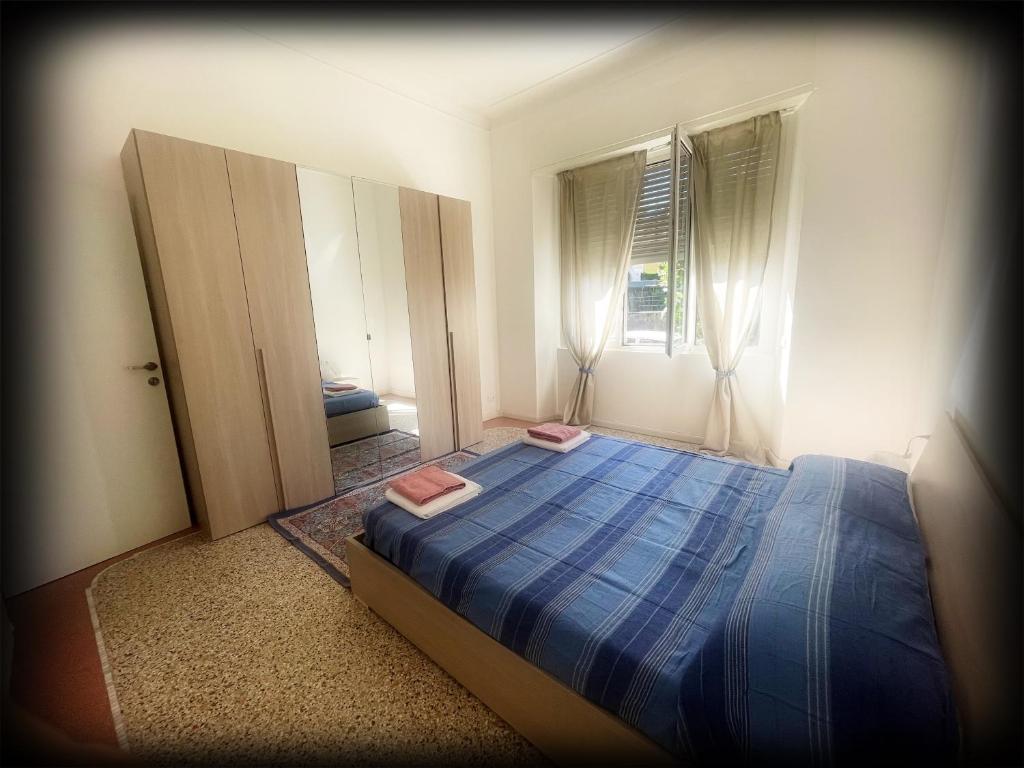 1 dormitorio con 1 cama con 2 toallas en Casa vacanze nonna Prassede Alloggio incantevole in casa indipendente .. en Lecco