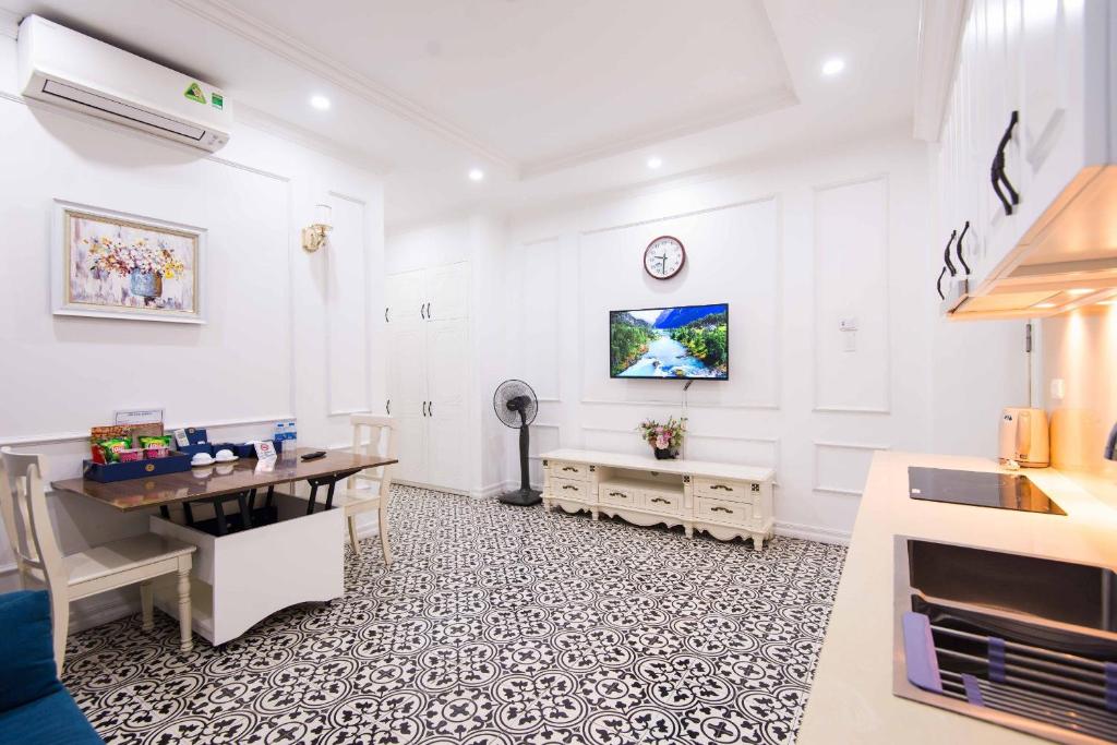 TV a/nebo společenská místnost v ubytování Luxe Paradise Suites Dich Vong Hau