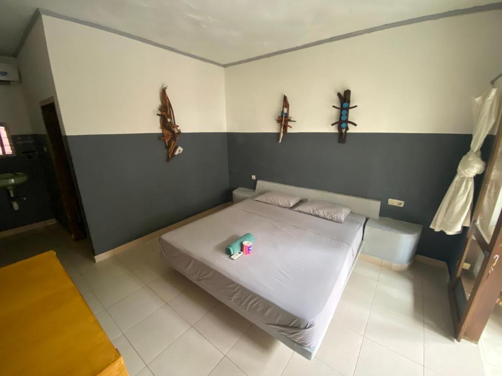- une chambre avec un lit blanc et un sol blanc dans l'établissement Bintang Guesthouse, à Gili Trawangan