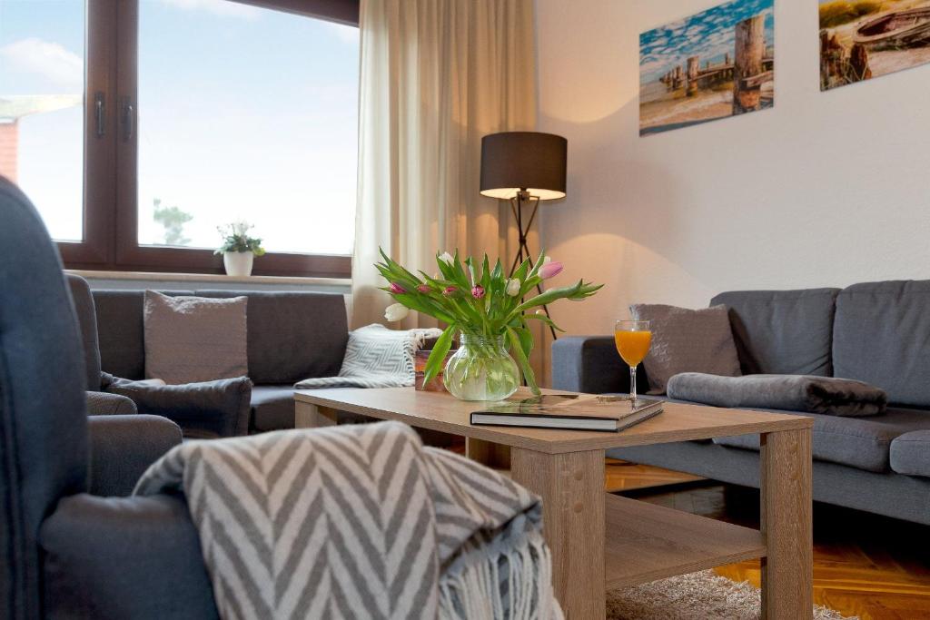 uma sala de estar com uma mesa e um sofá em Quartier Nr 6 App 1 em Bansin