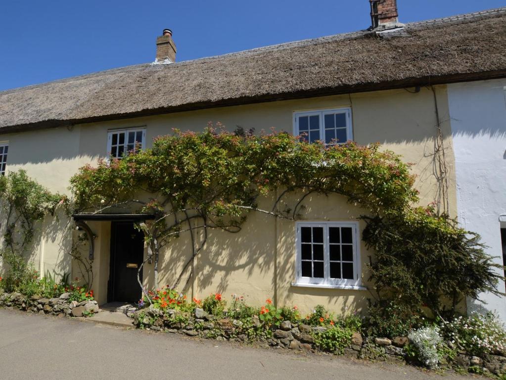 a white house with a thatched roof at 2 Bed in Chideock DC194 in Chideock