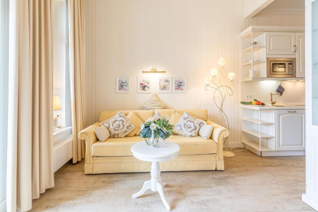 - un salon avec un canapé et une table dans l'établissement Villa Gruner App 1b, à Zinnowitz