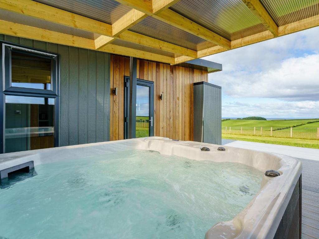 una bañera de hidromasaje frente a una casa en 1 Bed in Turnberry 78071, en Girvan