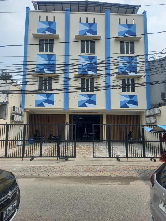 een gebouw met blauwe pijlen erop geschilderd bij Barada Poris 