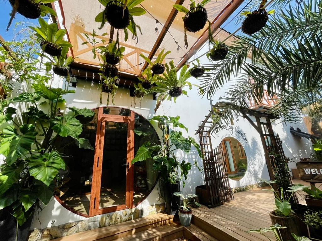 a room filled with lots of potted plants at Lá Garden Homestay in Long Xuyên