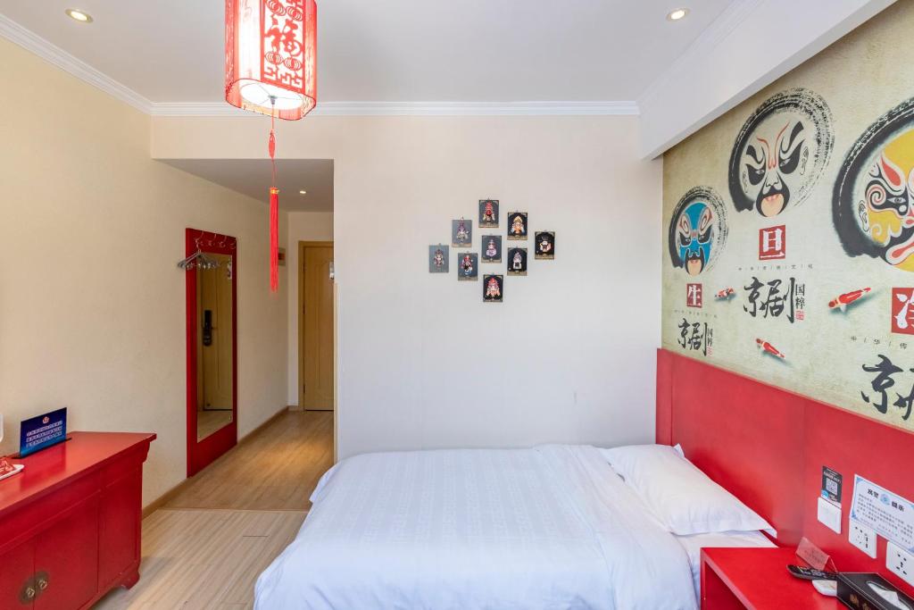 Postel nebo postele na pokoji v ubytování Happy Dragon Alley Hotel-In the city center close to the subway&free coffe laundry Fluent English speaking,Tourist attractions ticket service&food recommendation,Near Tian Anmen Forbiddencity,Near Lama temple,Easy access to the airport