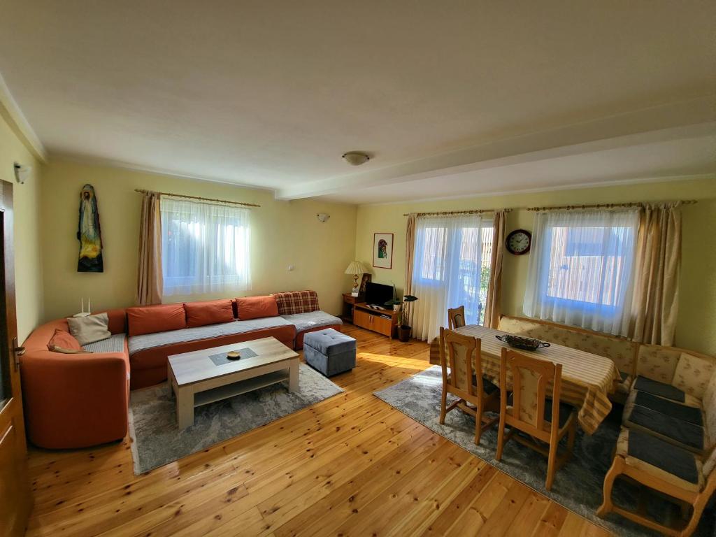 een woonkamer met een bank en een tafel bij Apartments center Zorić in Žabljak