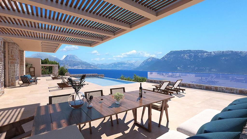 un patio con mesa y vistas a las montañas en Villa Noesis, en Katomérion