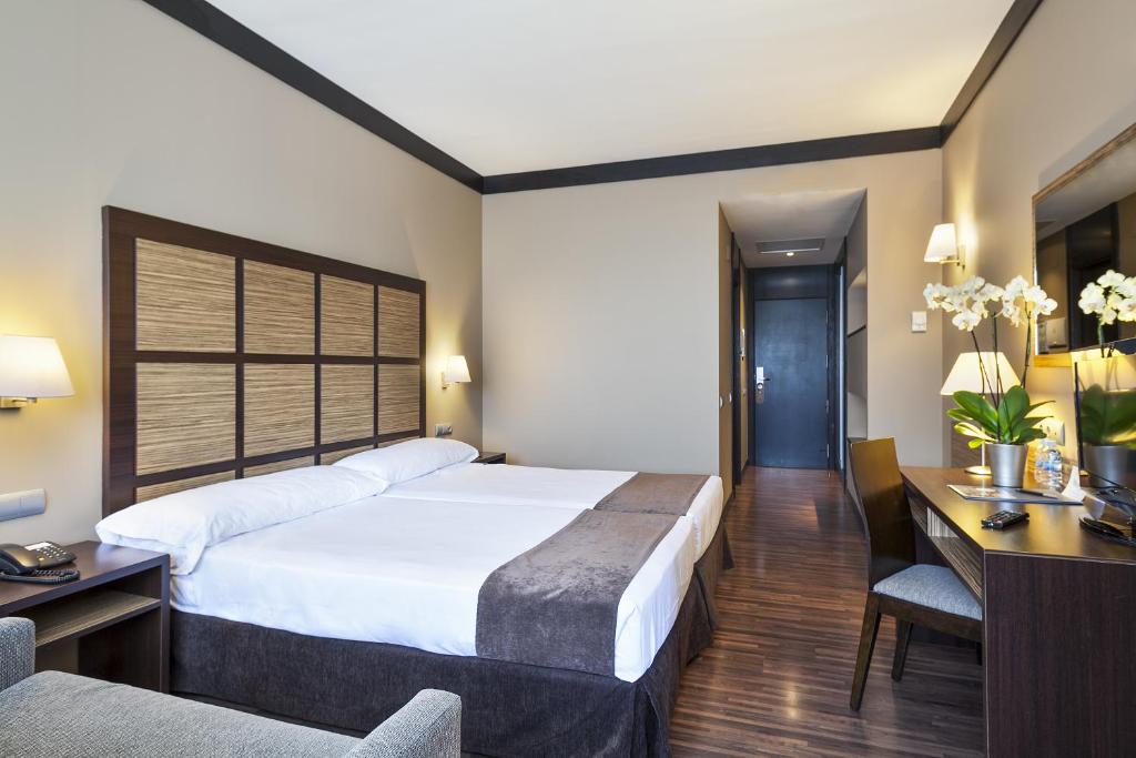A bed or beds in a room at Aparthotel Attica 21 Vallés